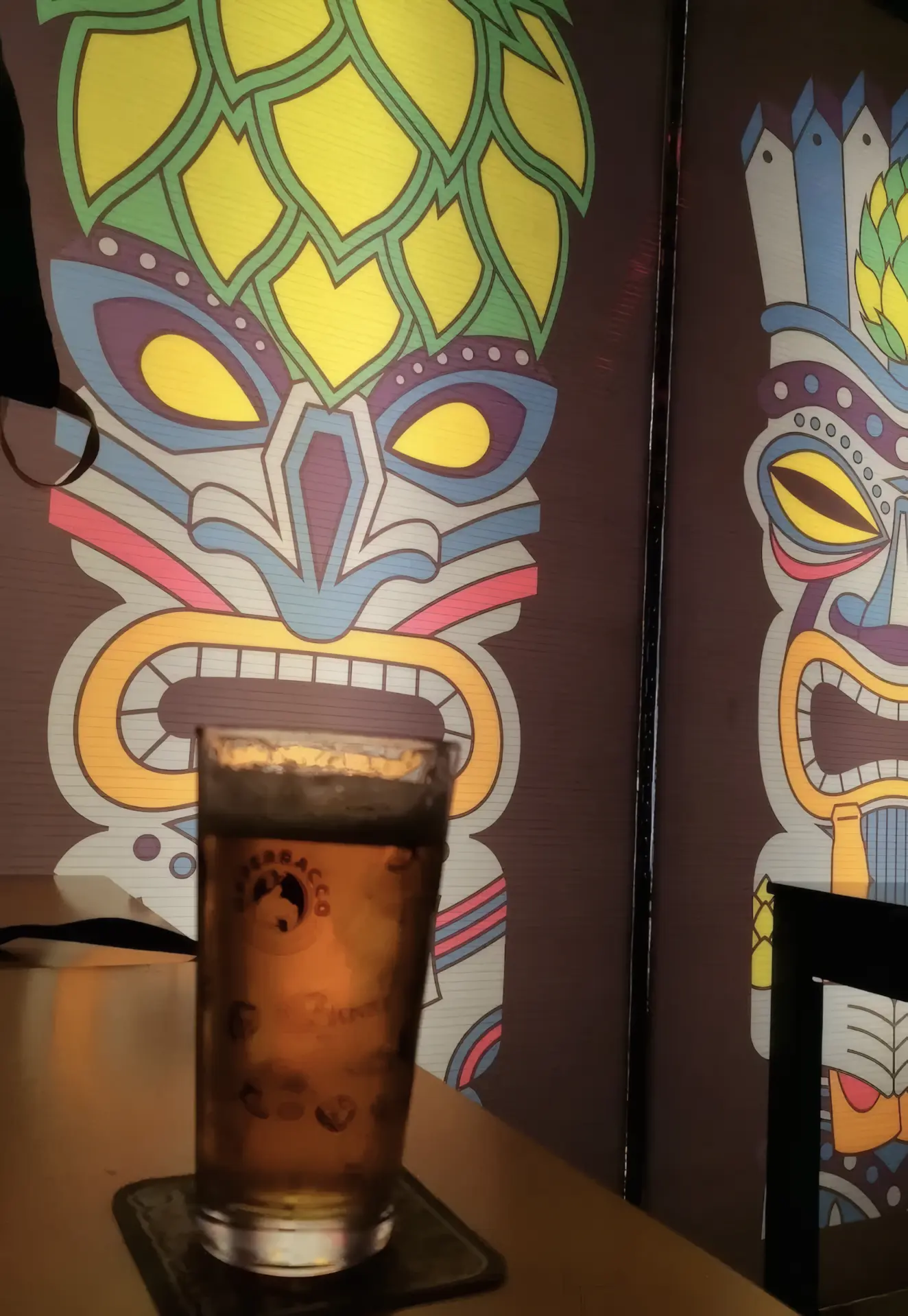 Dettaglio del tiki all'interno di Shaka Brew